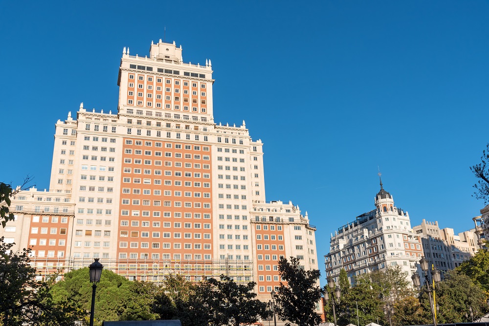 Nuevo mobiliario urbano ayuntamiento: Plaza de España en Madrid 🏛️