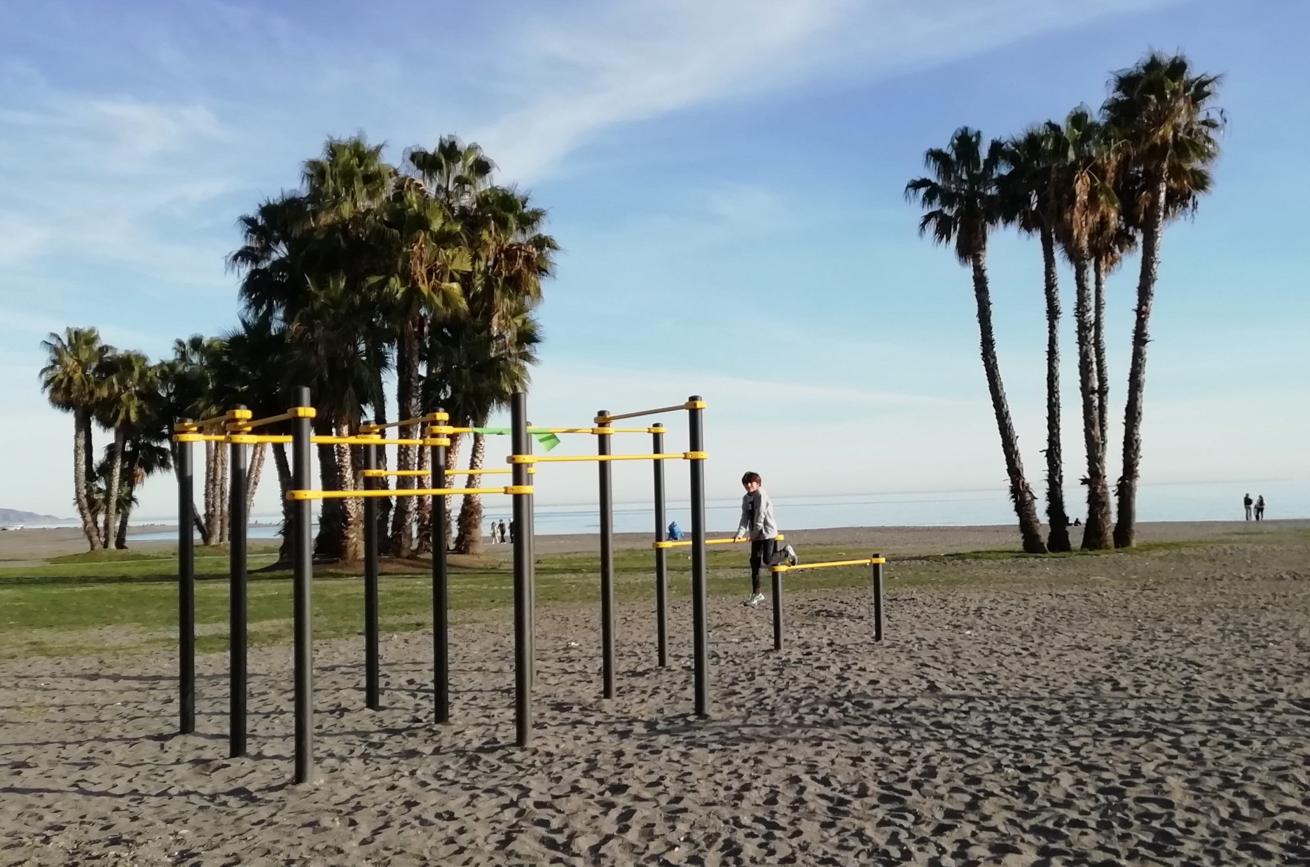 6 beneficios de instalar calistenia playa en tu localidad