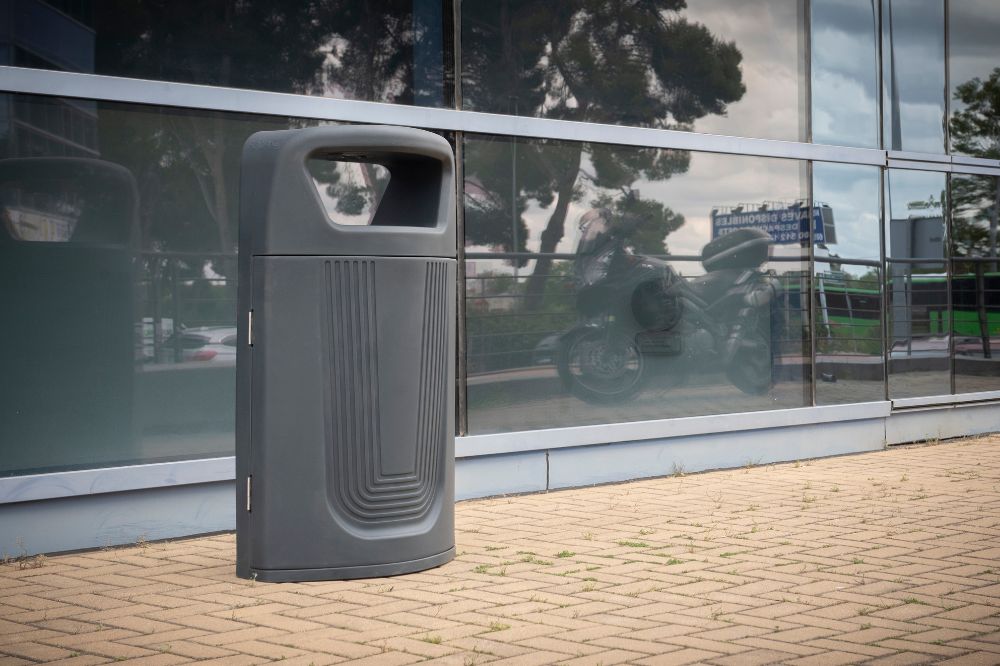 Papelera cenicero exterior de gran capacidad Dublín 80: el nuevo diseño de Forjas
