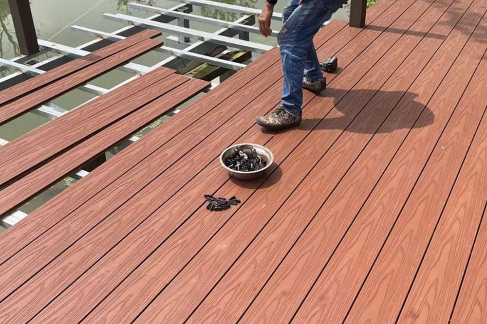 Decking composite: la alternativa sostenible que está transformando los espacios exteriores